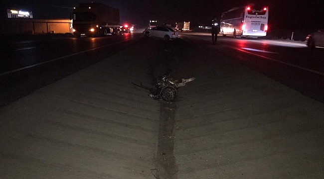 Tıra çarpan otomobilin motoru 25 metre uzağa fırladı