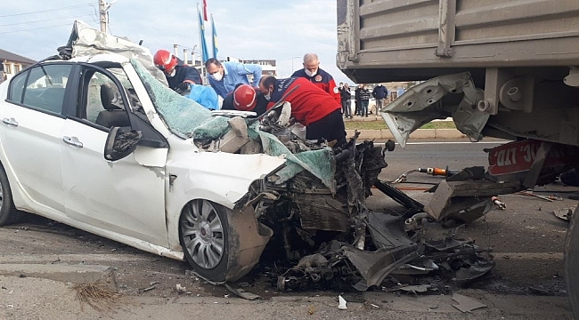 Tıra ok gibi saplanan otomobilin sürücüsü hayatını kaybetti