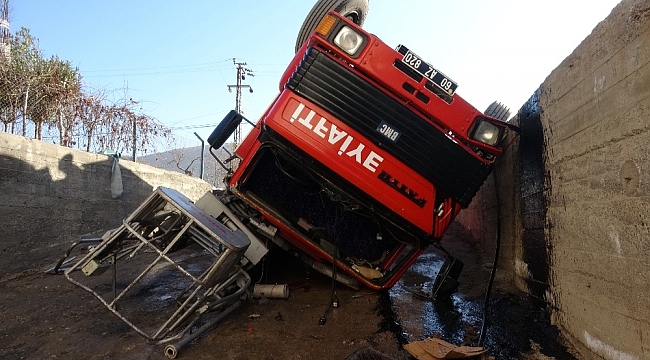 Tokat'ta itfaiye aracı devrildi: 2 yaralı