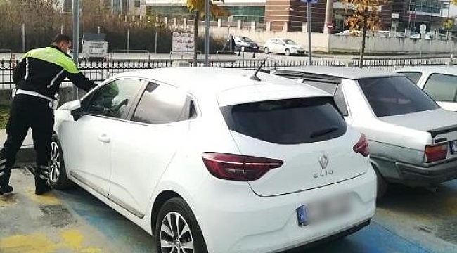 Trafik ekipleri, engelli parklarına park eden sürücülere ceza yağdırdı