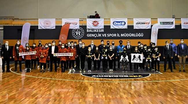 Triatlon şampiyonları ödüllerini aldı
