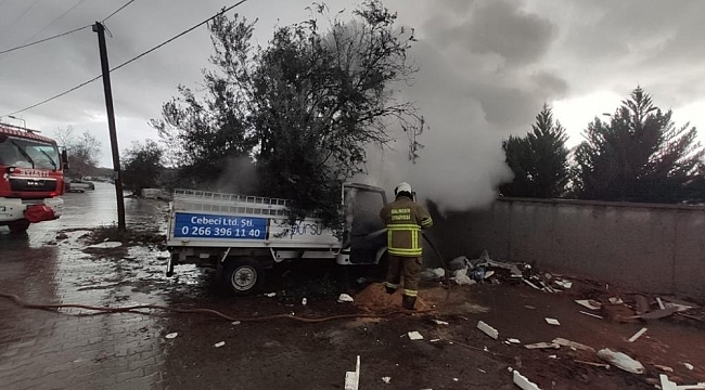 Tüp bayiine ait boş kamyonet alevlere teslim oldu