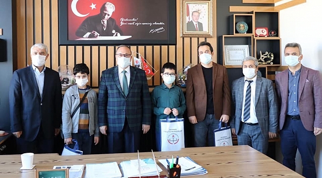 Türkiye 2'ncisi olan öğrencilere çeşitli kurumlardan hediye