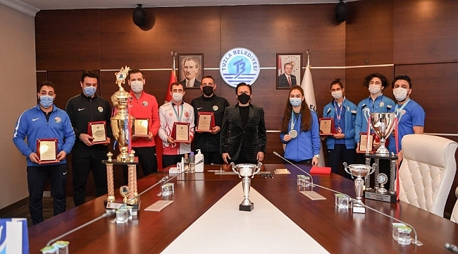Tuzla'da 2020 yılında başarılı olan sporculara ödüllerini Başkan Yazıcı verdi