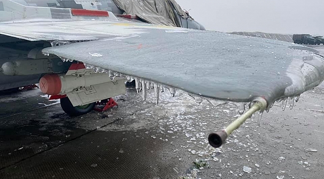Ukrayna'da soğuktan savaş uçağı buz tuttu