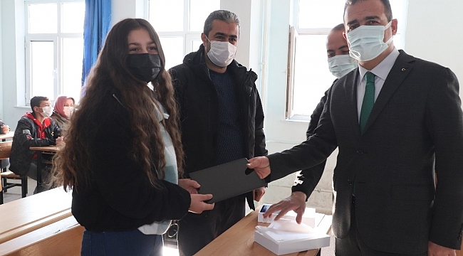 Vali Akbıyık: "Hakkari terörle değil, eğitimiyle konuşuluyor"