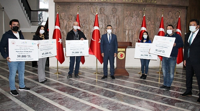 Vali Aksoy, 5 engelliye hibe çeklerini teslim etti