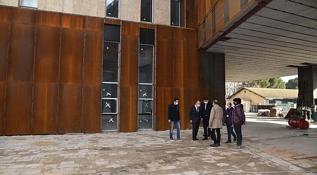 Vali Karadeniz, yeni Manisa Müzesinde incelemelerde bulundu