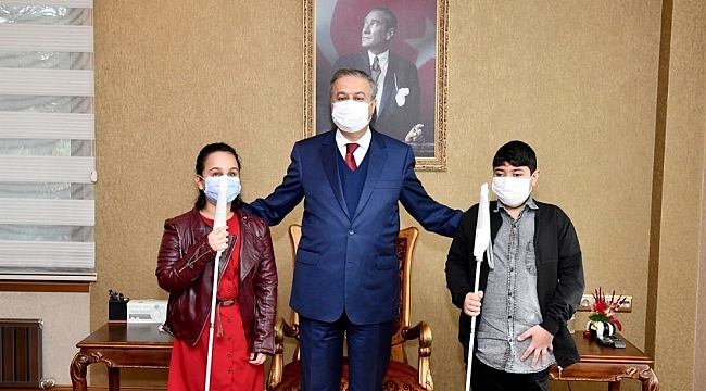 Vali Su, görme engelli gençlere akıllı baston hediye etti