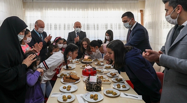 Vali Varol'dan, Çocuk Evleri Sitesinde kalan çocuklara ziyaret