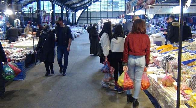 Vatandaşlar pazara koştu, en çok satılan ürün ise kuruyemiş oldu