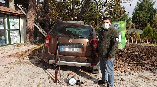 Yaptıkları 'far avı' otomobile mal oldu