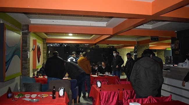 Yasağı delip eğlence mekanında yakalandılar