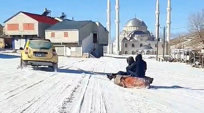 Yaylaya yağan kar üzerinde çocuklar gibi eğlendiler