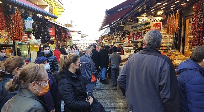 Yılbaşı alışverişinde pandemi kuralları hiçe sayıldı
