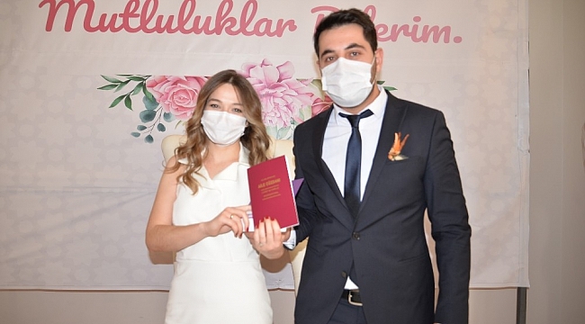 Yılın son nikahı kıyılan çiftin yeni yıl dileği 'Sağlık' oldu