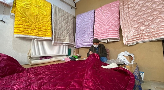 Yorgancılık mesleğini 50 yıldır sürdürüyor