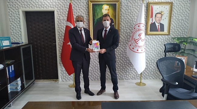 Yunak'ta hayırsever iş adamından tablet desteği