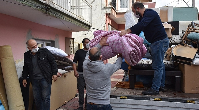 Yunusemre Belediyesi evi yanan aileye sahip çıktı