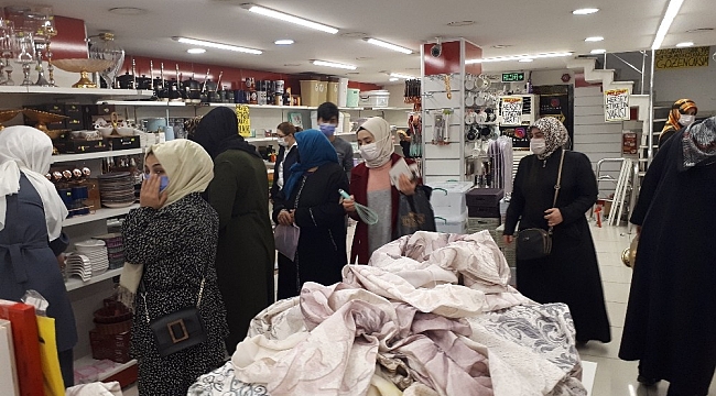 Zeytinburnu'nda zabıta ekibini şaşırtan manzara: İndirimi duyan mağazaya koştu