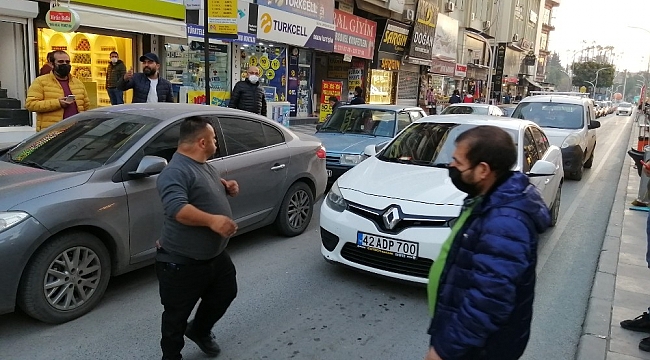 Zihinsel engelli genç durdurduğu araçların önünde gösteri yaptı