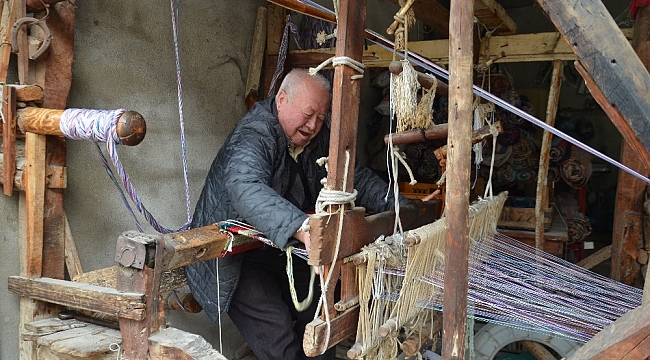 12 metrekareden dünyaya açılan el dokuması kilim