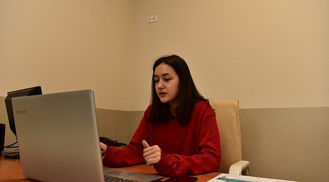 17 yaşındaki Şevval velilere dijital seminer veriyor, gören veliler şaşırıyor