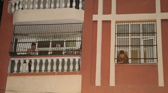 2 katlı müstakil evdeki odunluk yandı, vatandaşlar evlerinin balkonuna çıkarak kurtarılmayı bekledi
