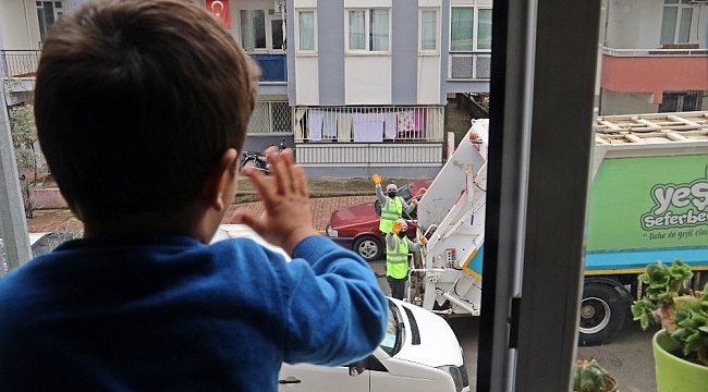2,5 yaşındaki Yusuf ile çöp kamyonu personelinden yürekleri ısıtan 'selamlaşma' dersi