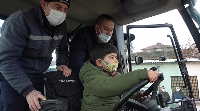 3 yaşında kepçe kullandı