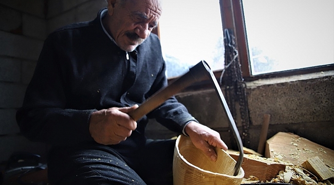 69 yaşında, saz teknesi yapıp Fransa'ya bile satıyor