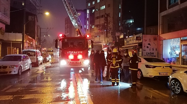 8 katlı binanın çatısında çıkan yangın paniğe sebep oldu