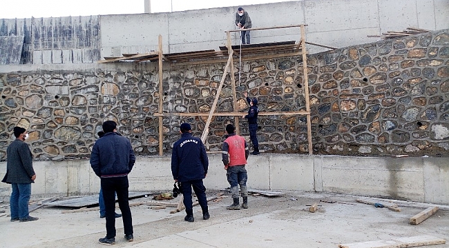 9 metre yüksekten beton zemine düşen işçi ağır yaralandı