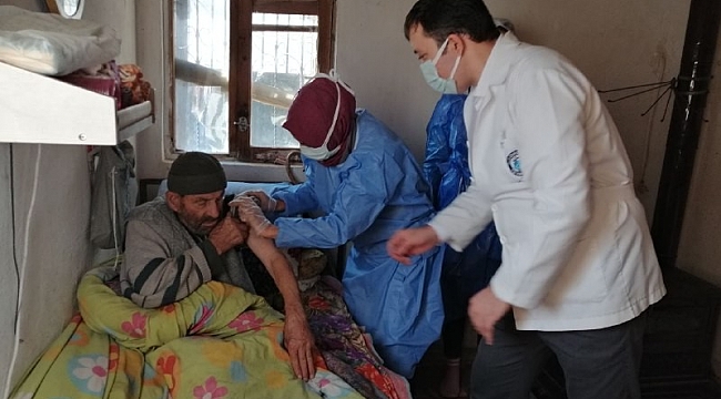 90 yaşındaki vatandaşlara aşılama başladı