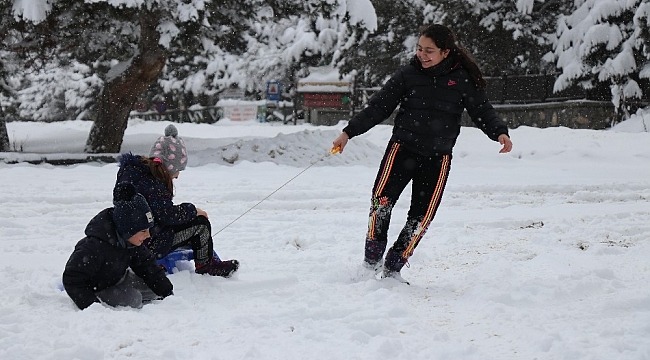 Abant Tabiat Parkı kar yağışıyla tatilci akınına uğradı