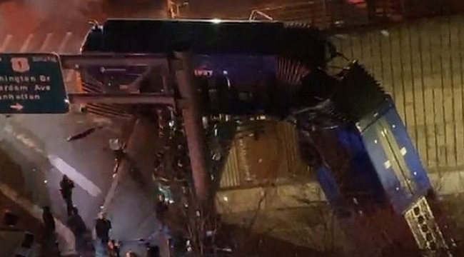 ABD'de otobüs köprüden sarktı: 8 yaralı