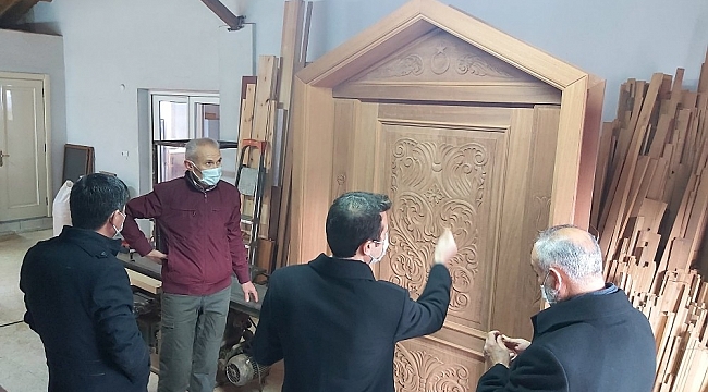 Abdullah Mihal Gazi Türbesinin kapısı tamamen el işçiliği ile yeniden yapılıyor