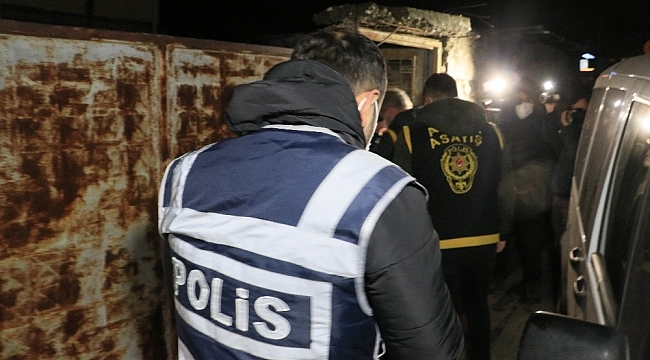 Adana'da aranan şahıslara operasyon