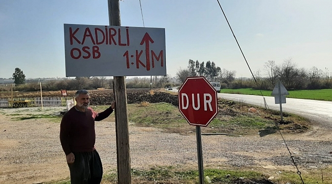 Adres soranlardan bıktı, yola yön tabelası yaptırdı