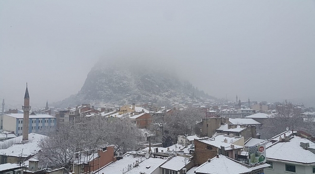 Afyonkarahisar güne kar ile uyandı
