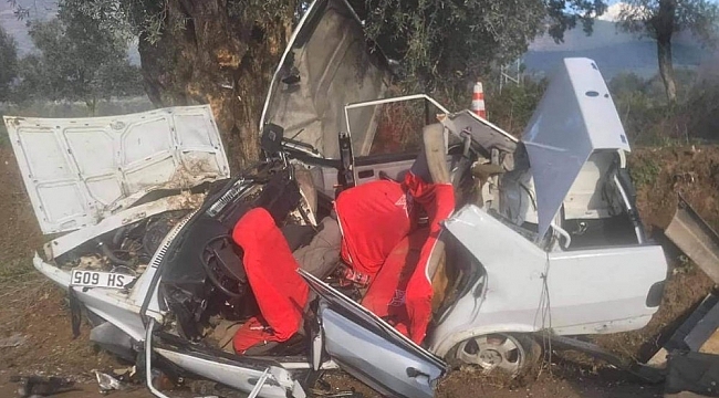 Ağaca çarpan otomobilde can pazarı: 2 ölü, 3 yaralı