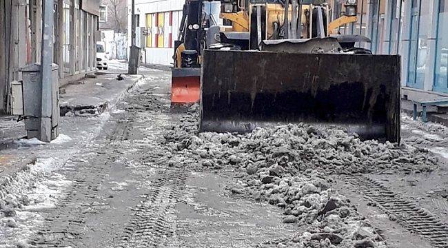 Ağrı Belediyesi kar temizleme çalışması gerçekleştirdi