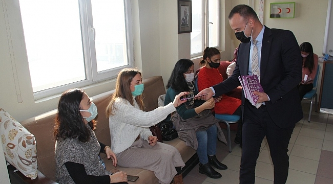 Ağrı Milli Eğitim Müdürü Tekin, öğretmenlere el kitabı dağıttı