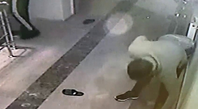 Ağrı'da ayakkabı çalan hırsızlar güvenlik kameralarına yakalandı