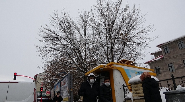 Ağrı'da kar hayatı olumsuz etkiledi