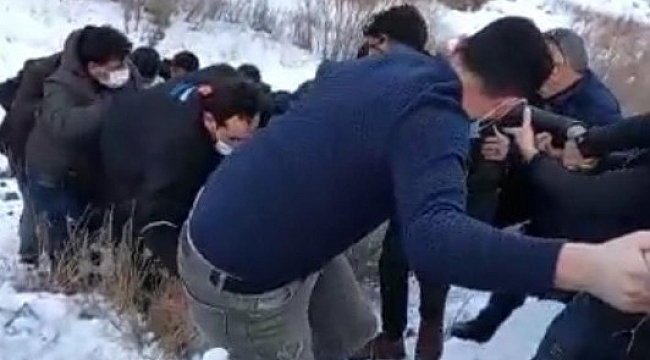 Ağrı'da şarampole yuvarlanan araçta bulunan iki kişi yaralandı