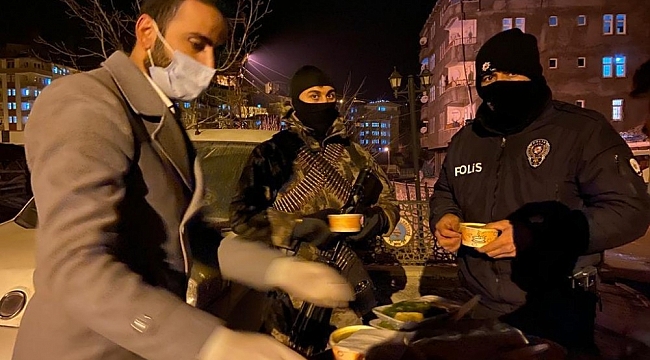 Ak gençlerden güvenlik güçlerine çorba ikramı