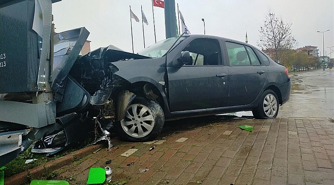 Akaryakıt istasyonunun fiyat panosuna çarpan sürücü yaralandı