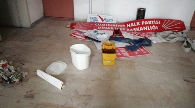 Akli dengesi yerinde olmayan şahıs reklam tabelalarını söktü