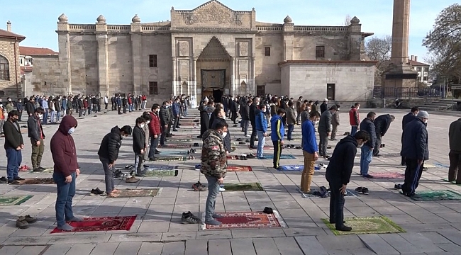 Aksaray'da yılın ilk cuma namazı sosyal mesafeyle kılındı